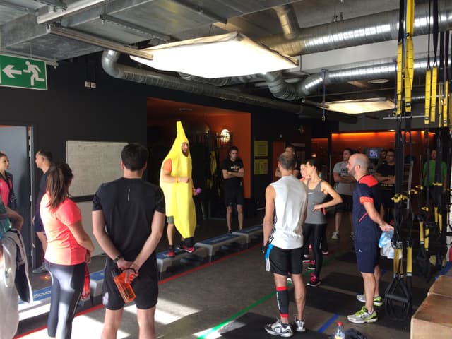 Un coach qui fait son cours en banane